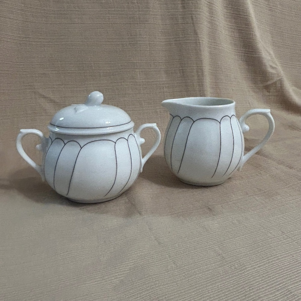 Mikasa Fleetwood L9708 Creamer Pitcher & Sugar Bowl with Lid Set White EUC